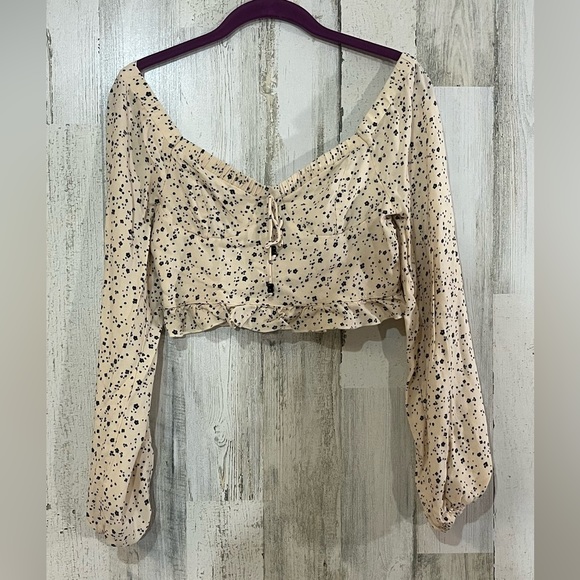 URBAN Romantics Tops - 🐝 URBAN ROMANTICS CROP TOP SIZE M